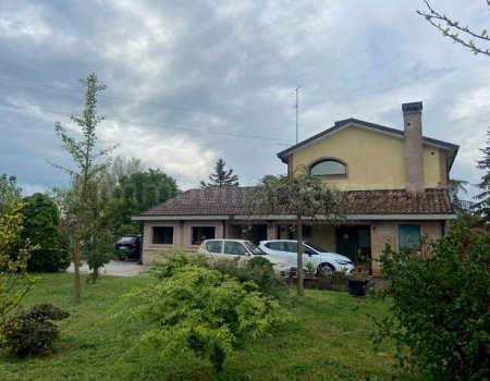 Vicinanze comacchio vendesi podere agricolo con rustico riammodernato